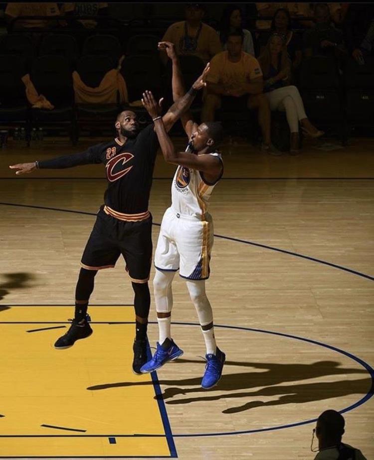投篮杜兰特「NBA更换比赛用球特雷杨与库里或将受益杜兰特立刻表示不满」