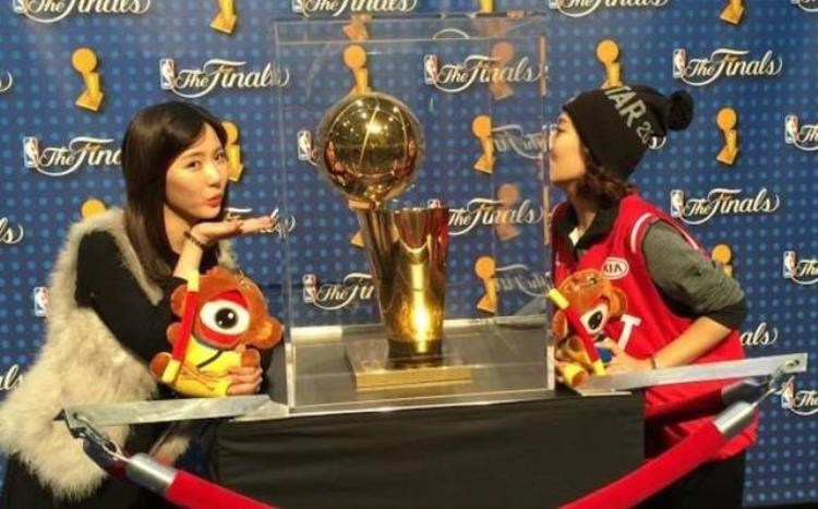 nba的奖杯是金子做的吗「NBA冠军奖杯背后的故事材料并不是真金打造足足有13斤」