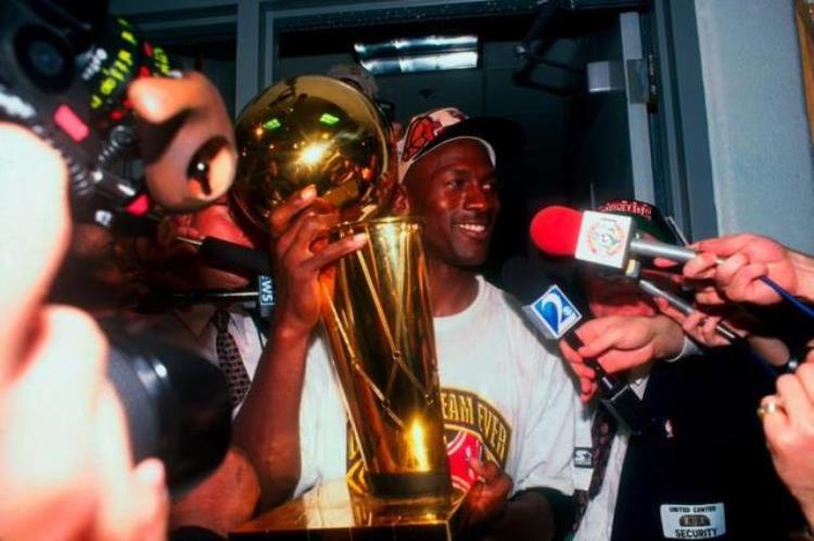 nba的奖杯是金子做的吗「NBA冠军奖杯背后的故事材料并不是真金打造足足有13斤」