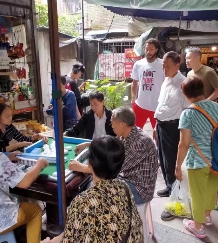 NBA球星在中国有多接地气罗斯看大爷打麻将麦迪在乡村骑电动车