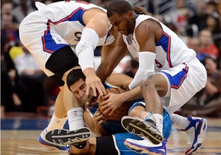 05年保罗第四顺位进入NBA排在他前面的成就如何状元榜眼水货