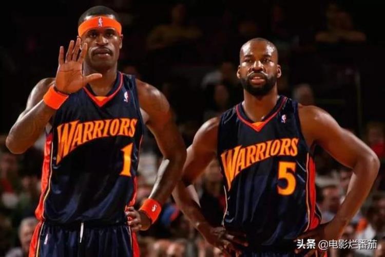 体坛秘史:奥本山宫殿斗殴「史上最惨烈的NBA斗殴现场这部纪录片揭开奥本山宫殿冲突之谜」