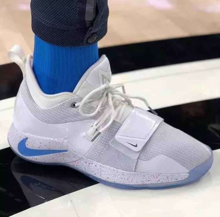 NBA球员今日上脚史蒂芬森穿AJ19詹姆斯欧文场边抢镜