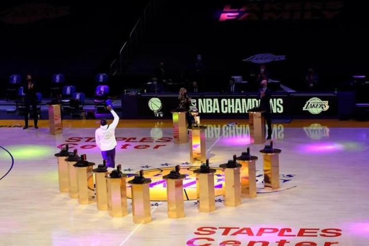 球场如何带动球队气氛「NBA场边也有气氛组看看他们如何让空荡荡的球场燥起来」