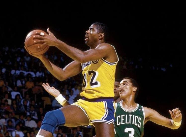 美媒评NBA历史75大球星「美媒评NBA历史75大巨星乔丹居首詹姆斯第二现役12人上榜」