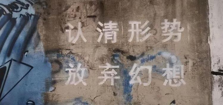 NFT一个正在被用来砸核桃的月光宝盒上