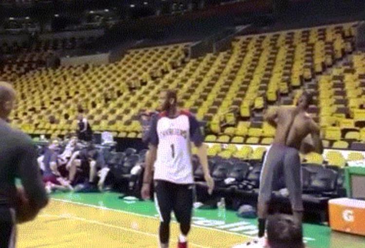 nba超远距离投篮「超远距离投篮有多远卡特坐地投25米三分詹皇连中5记全场三分」