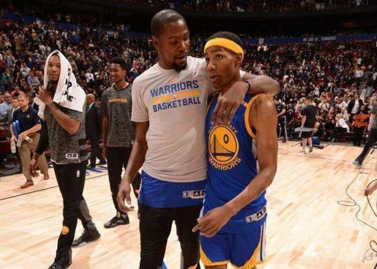 勇士落后53分「后悔了吗场均5分钟03分离开勇士1年他正在被NBA淘汰」