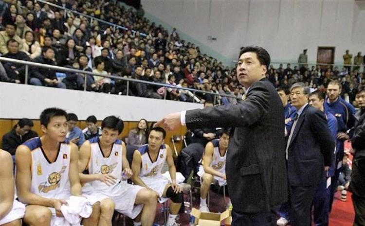 篮球教练李春江介绍「CBA最成功教练李春江单场比赛10个三分赴美学习执教能力」