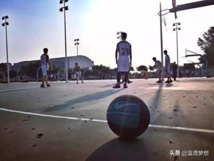 男人为什么喜欢打篮球,为什么现在男人都喜欢打篮球