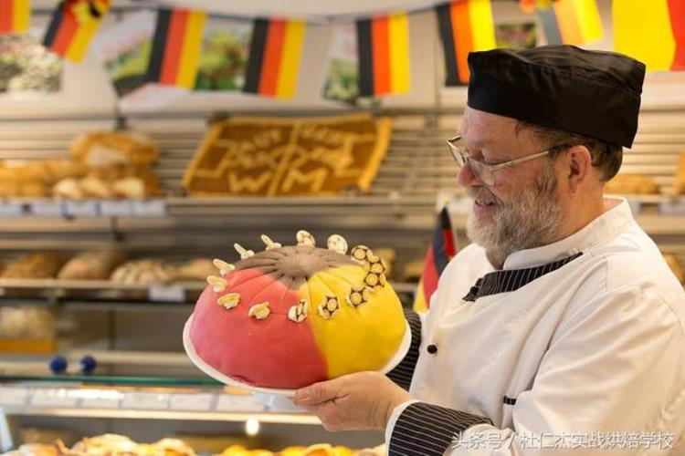 德国面点师烘焙足球蛋糕为德国队造势