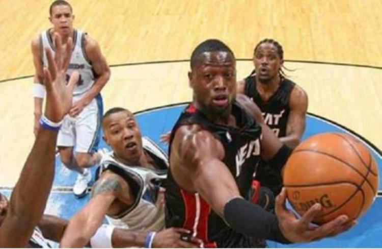 nba专用篮球为什么这么贵「NBA专用篮球为何那么贵里面到底有啥老外暴力切开一探究竟」