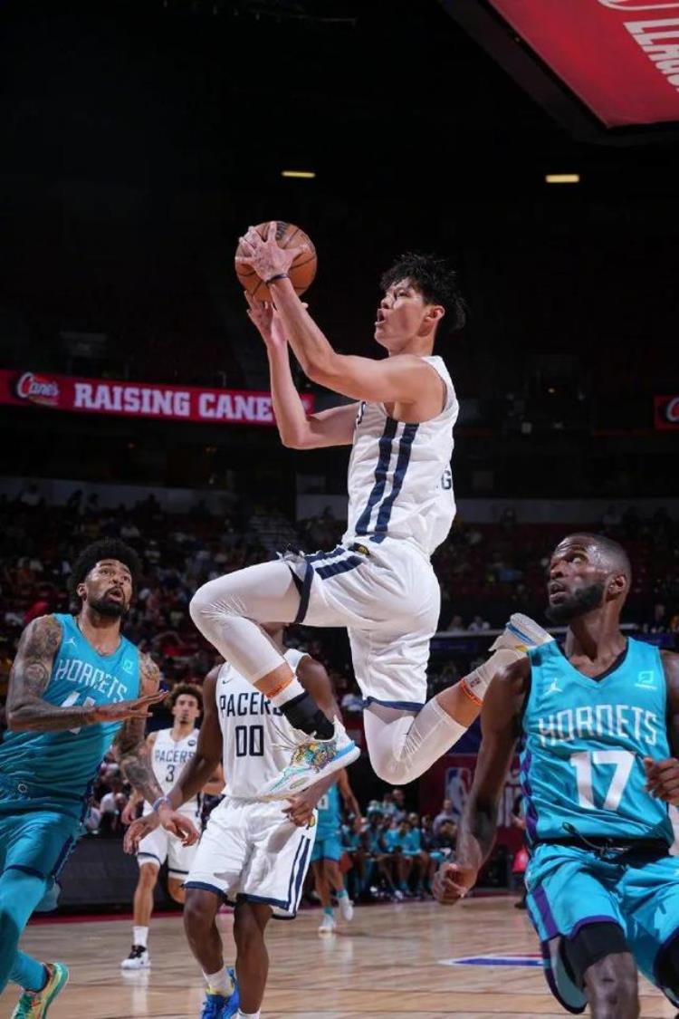 服了14分钟0板曾凡博NBA首秀太烂