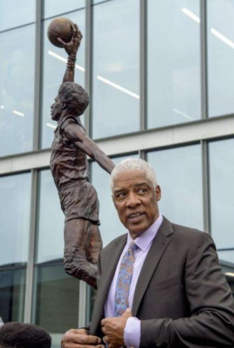 盘点NBA十大历史超巨雕像其中湖人就占了4个乔丹骑扣多位名宿