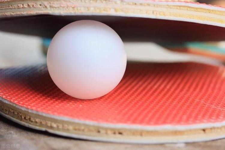 乒乓球的制成材料「乒乓球是如何制造的原来是用两个塑料片粘起来的疑惑被解开了」
