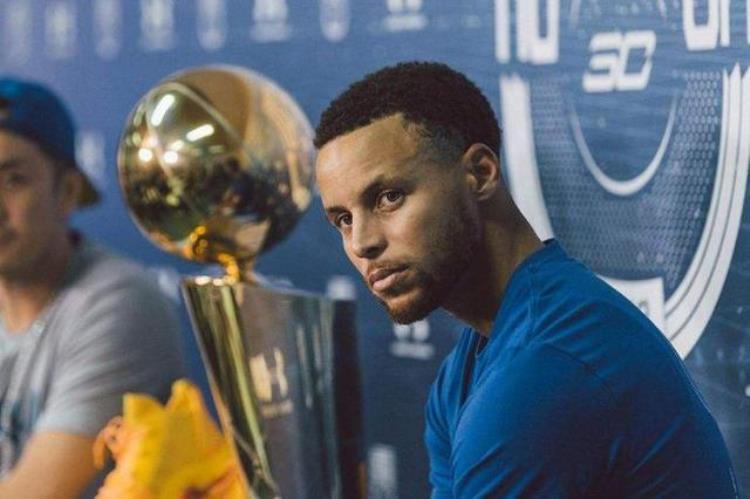 nba的奖杯是金子做的吗「NBA冠军奖杯背后的故事材料并不是真金打造足足有13斤」