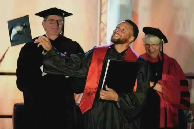 库里读了几年大学「09年进入NBA库里都34岁了为何现在才大学毕业帝哥聊聊原因」