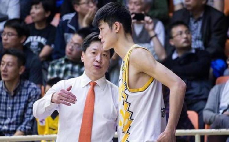 篮球教练李春江介绍「CBA最成功教练李春江单场比赛10个三分赴美学习执教能力」