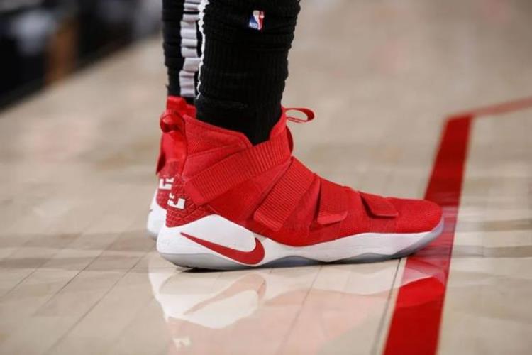 NikeKOBE5代VS保罗乔治PG6代欧文1代NBA赛季球星篮球鞋上脚合集
