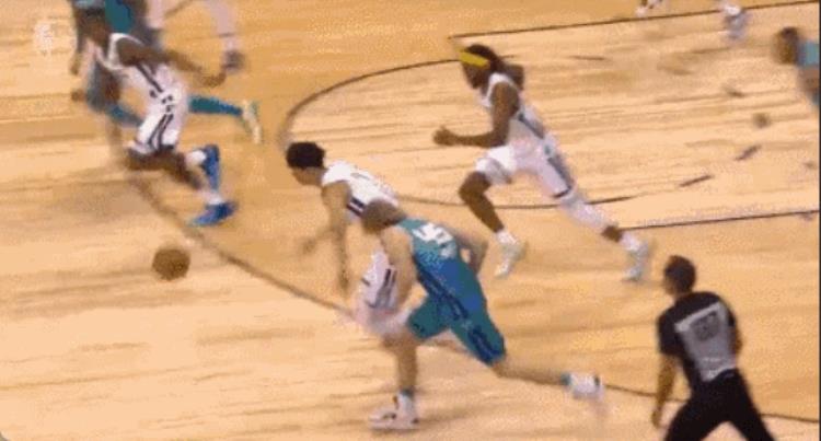 服了14分钟0板曾凡博NBA首秀太烂
