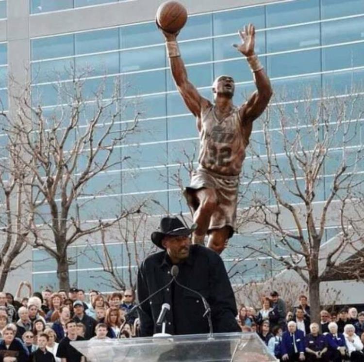 盘点NBA十大历史超巨雕像其中湖人就占了4个乔丹骑扣多位名宿