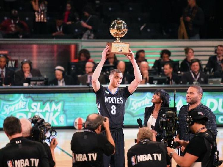 深度卸下NBA官方身份阿迪达斯篮球线寻找曙光