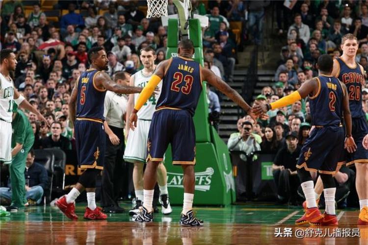 罚球后为什么要跟队友击掌「NBA比赛里罚完球为什么要跟队友击掌这其中有什么说法么」