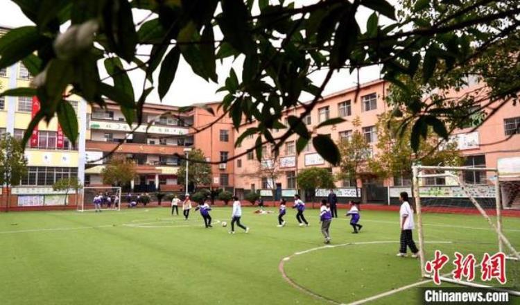小学女子篮球队「江西乡村小学里的女子足球队让孩子们的未来更广阔」