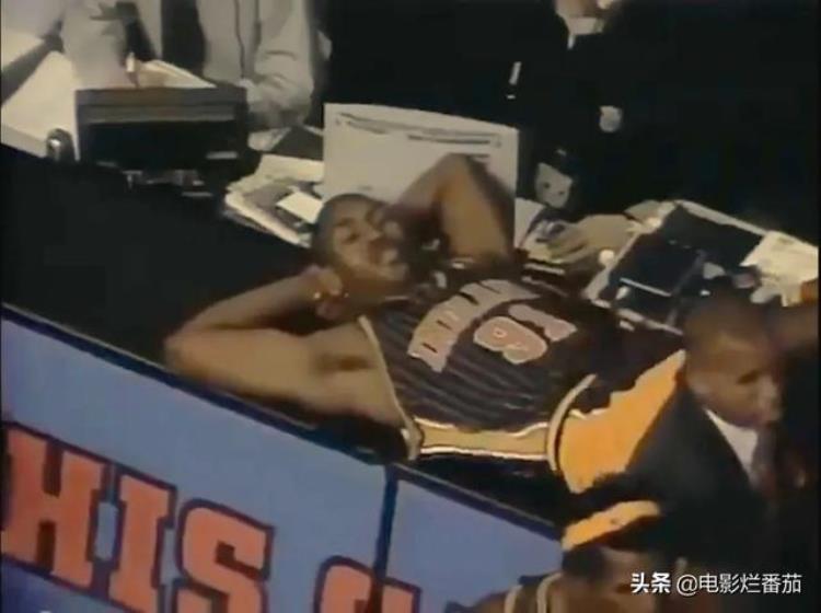 体坛秘史:奥本山宫殿斗殴「史上最惨烈的NBA斗殴现场这部纪录片揭开奥本山宫殿冲突之谜」