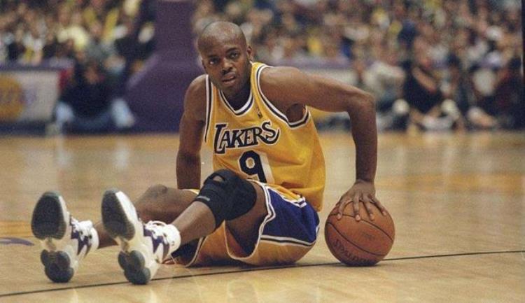 NBA历史十大趣事韦德把对手球鞋扔界外姚明的西红柿梗成经典