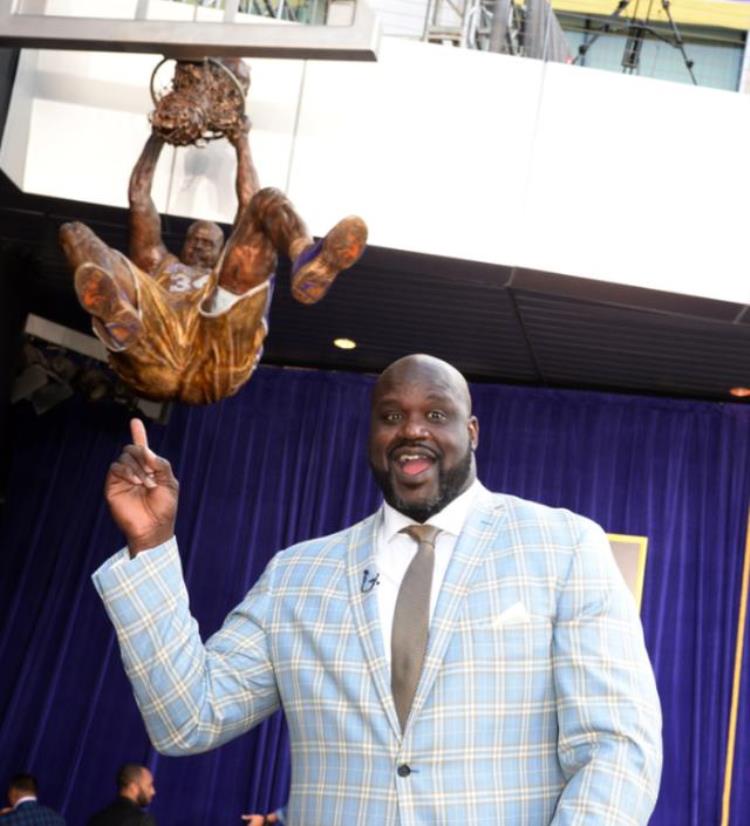 盘点NBA十大历史超巨雕像其中湖人就占了4个乔丹骑扣多位名宿