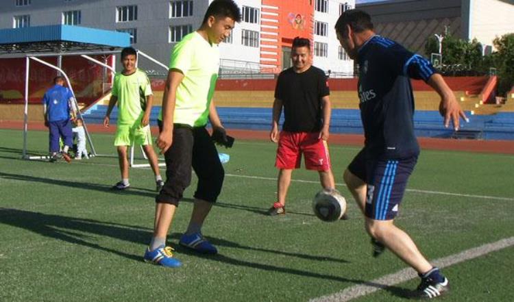 新疆温泉县公安局组建足球队