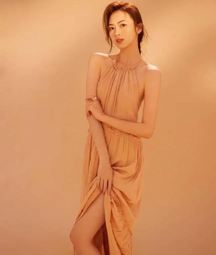 美女篮球主播小新晒照庆生裸背仙气飘飘球迷直言想恋爱了
