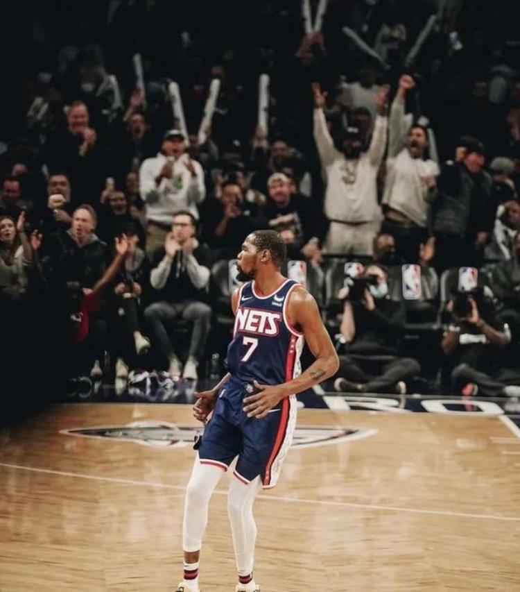 溢价300从球场到街头NBA今年最火联名小程序限量发售了