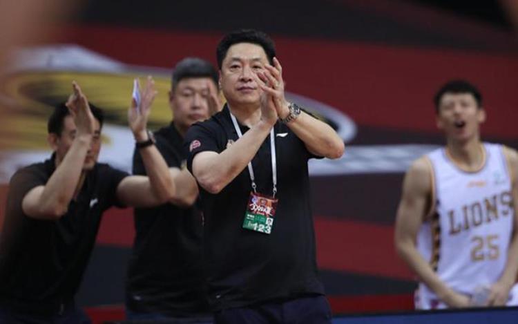 篮球教练李春江介绍「CBA最成功教练李春江单场比赛10个三分赴美学习执教能力」