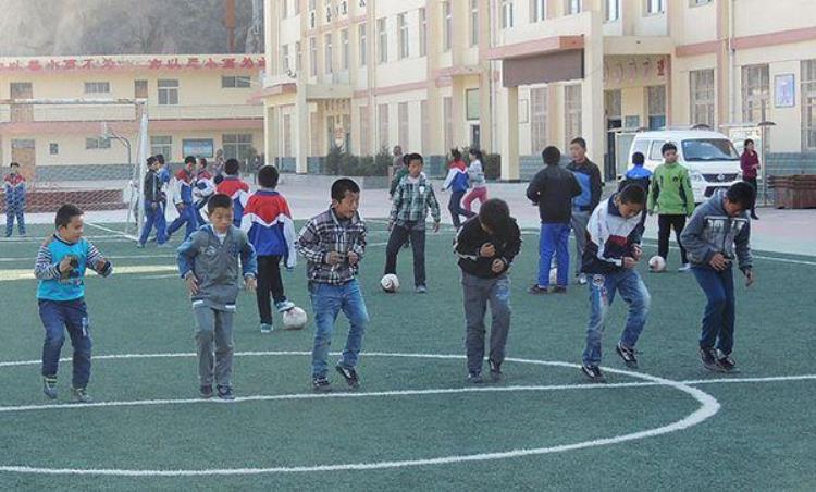 校园足球的问题「学习和踢球只能二选一校园足球的无奈中国足球的障碍」