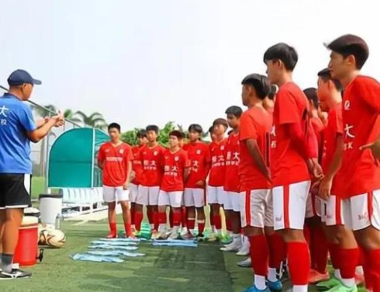 日本教练谈中国足球教练只会背着手一脸严肃训练内容毫无乐趣