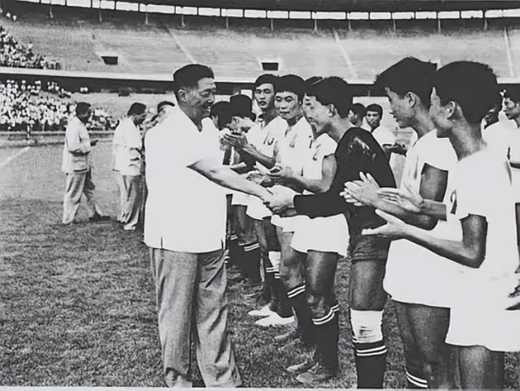 1957年国足在世预赛输给印尼贺龙大怒不好好练还开饭吗
