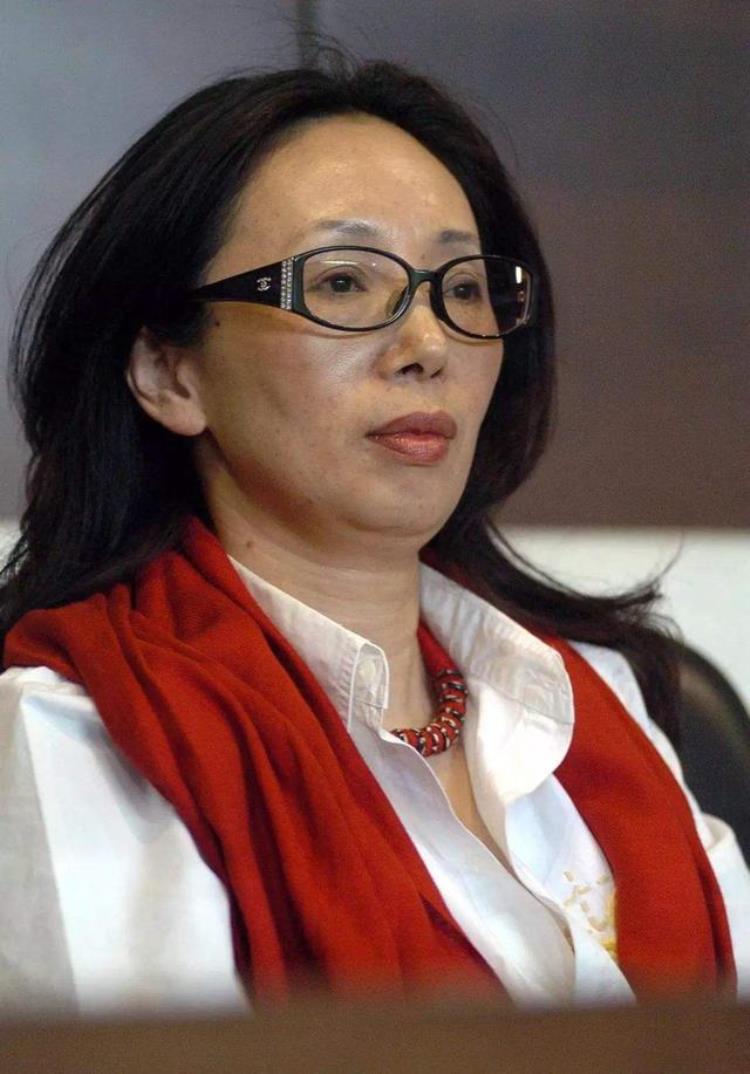 中国足坛首位女老板48岁身价超100亿却因钱太多被丈夫抛弃
