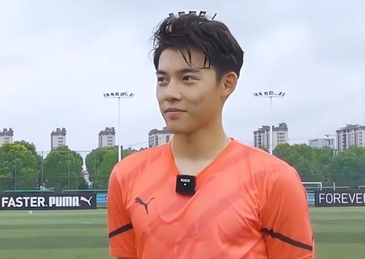 18岁中国足坛名宿之子偶像是贝克汉姆要踢上欧洲五大联赛