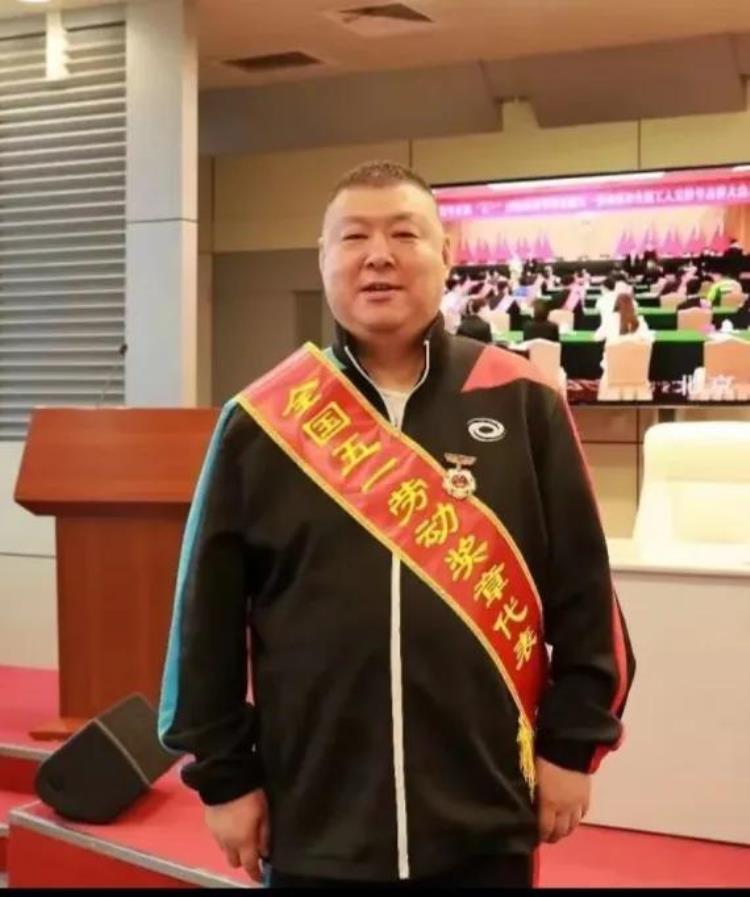 恭喜黑龙江乒乓球队王飞主教练荣获2022全国五一劳动奖章
