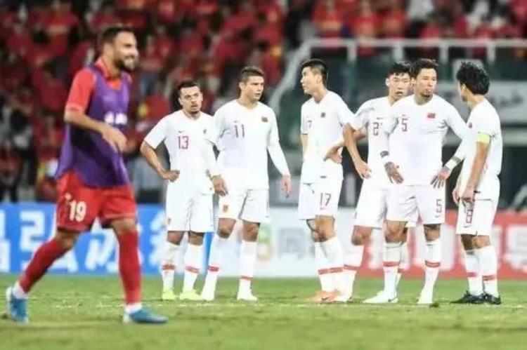 中国足球到底为什么不行「中国的足球为什么不行原因在哪里」