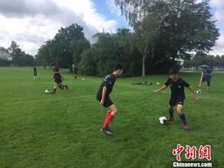 中国足球小将在德国慕尼黑参加专业足球集训