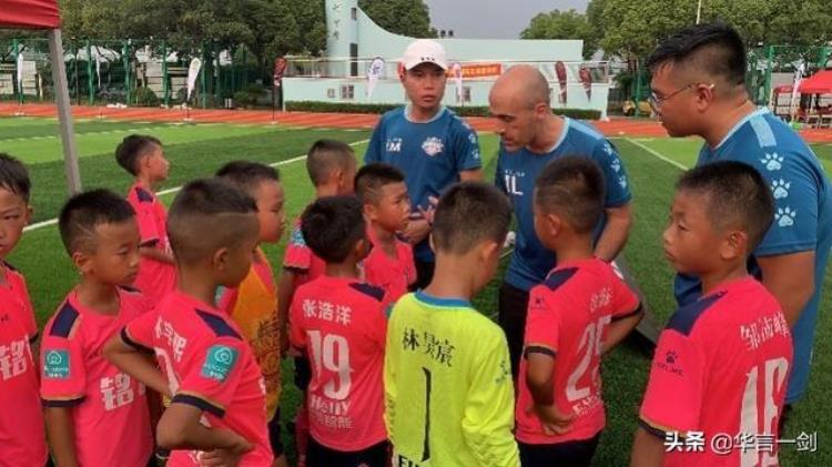 西班牙踢球难看「中国踢球的孩子差在哪西班牙外教的评价很刺耳脑子不太灵活」