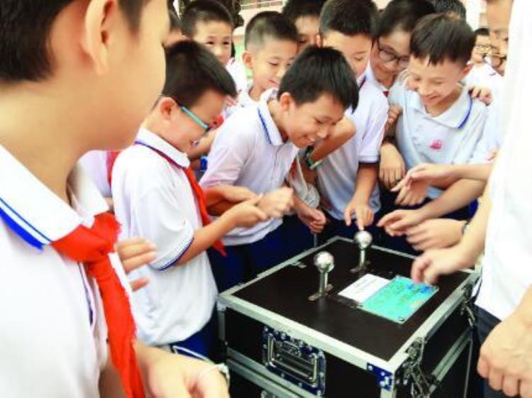惠东平山第一小学营造立德树人环境构建和谐教师队伍