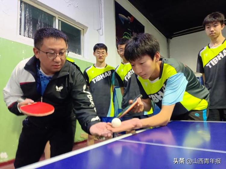 打乒乓球的刘教练「帅领乒乓球俱乐部创始人刘帅始于热爱教球育人携手追梦」