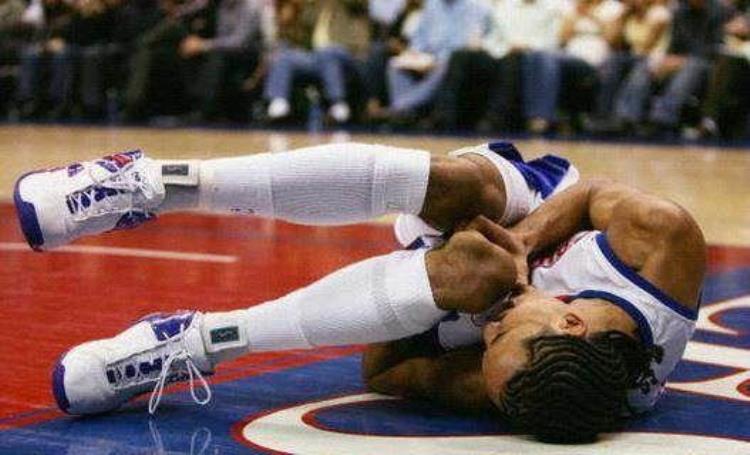 詹姆斯眼睛被戳伤「为何说NBA是一个高危职业詹皇眼睛被戳出血有人小腿90度骨折」