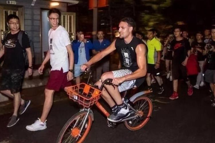 NBA球星在中国有多接地气罗斯看大爷打麻将麦迪在乡村骑电动车