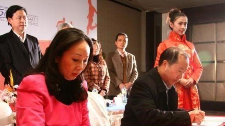中国足坛首位女老板48岁身价超100亿却因钱太多被丈夫抛弃