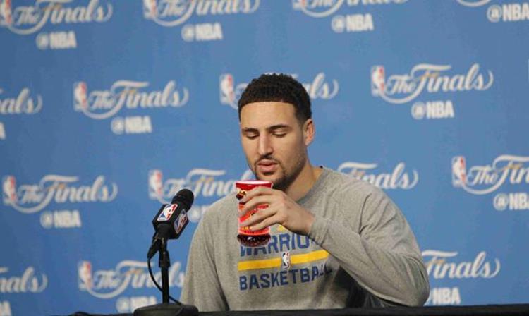 当NBA球星喝上老干妈姚明一脸享受詹姆斯小心翼翼